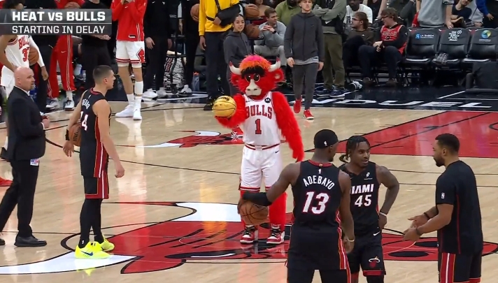 开云官网-希罗和公牛吉祥物比赛半场背投 后者一击命中让希罗“临阵退缩”