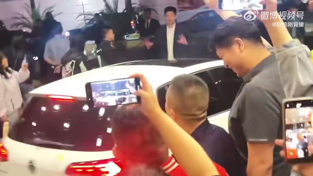 有温度！潘江赛后向远征北京客场的山西球迷深深鞠了一躬