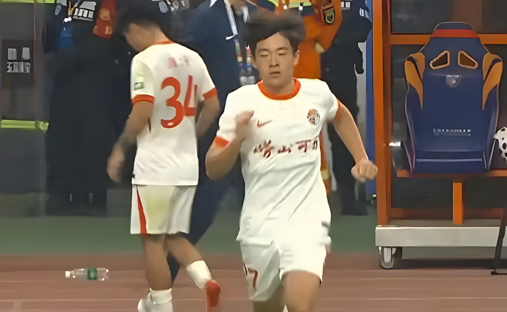 开云APP-“中超神童”被盯上了！南美球探：习惯低头带球，阅读比赛稚嫩